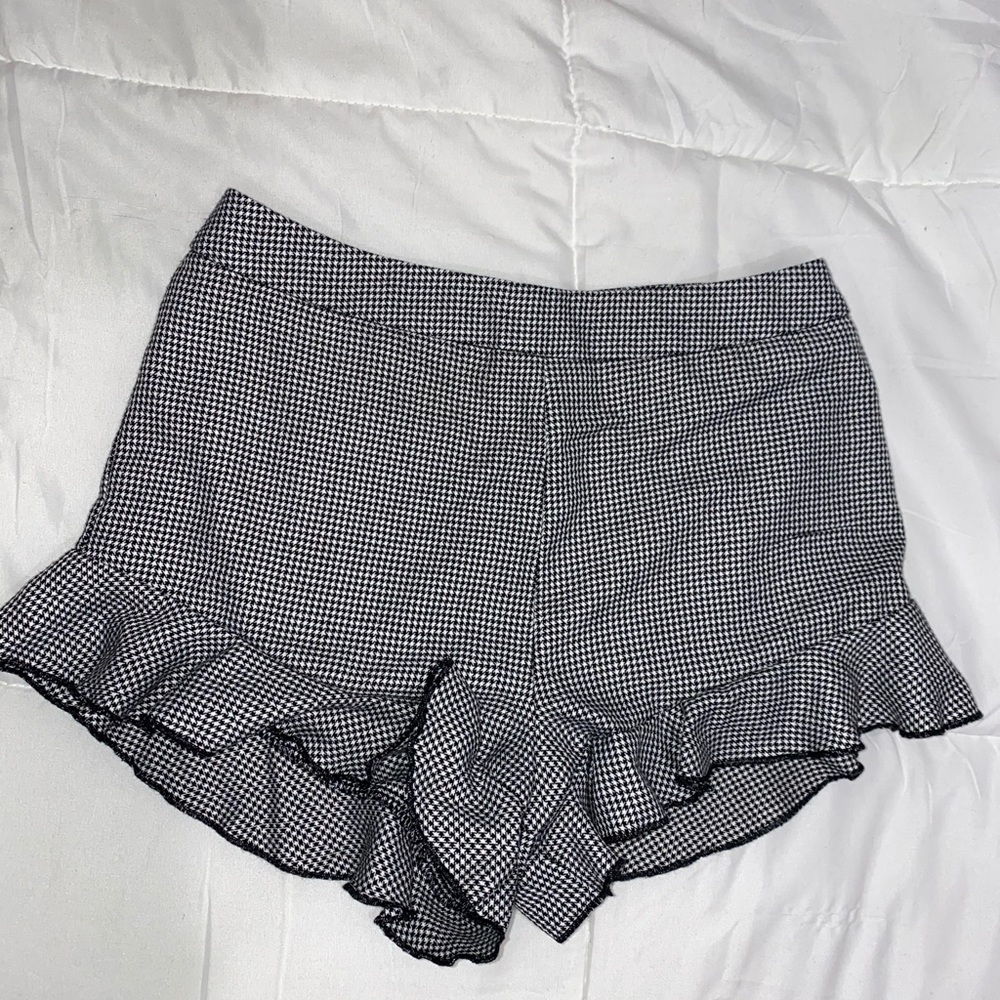 Ruffle Shorts 🖤🤍